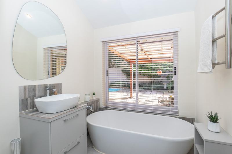 5 Bedroom Property for Sale in Meadowridge Western Cape